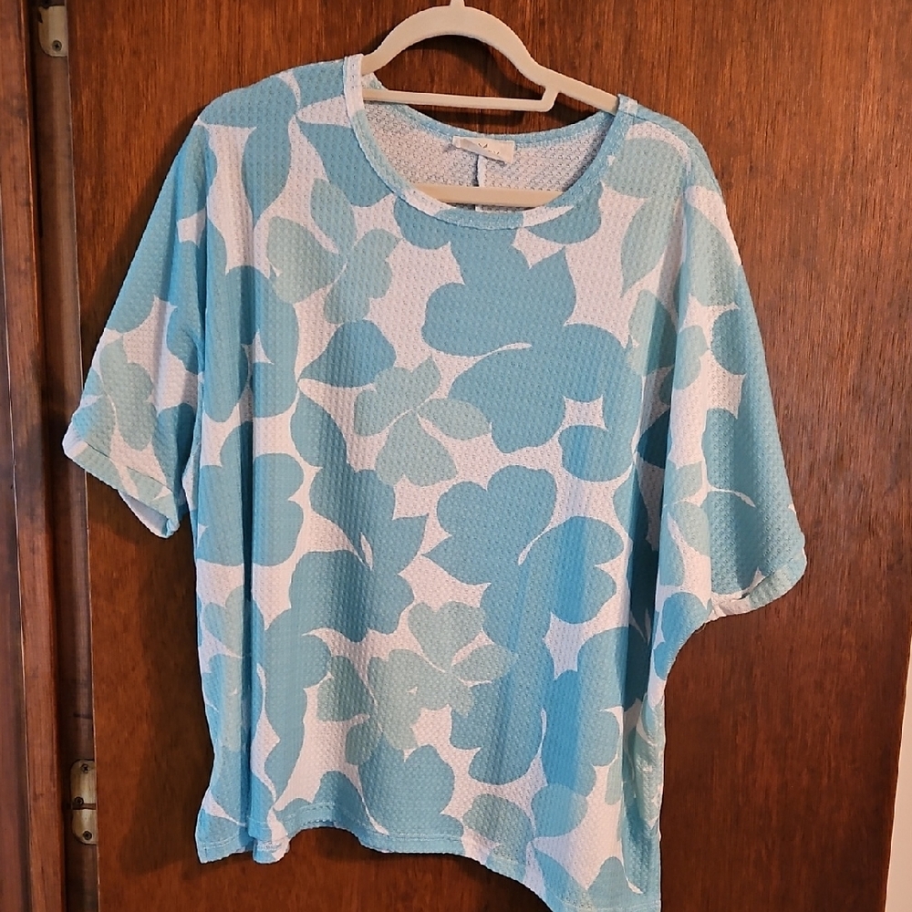 Blue Floral Women's Top, Sz LG, Waffle Texture PTP 25" Length 27"